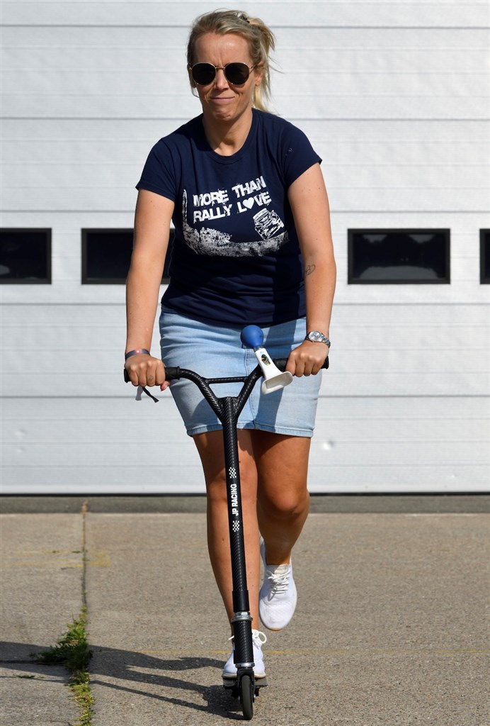 På løbehjul i ryttergården: Jeannette Kvick er klar til endnu et rally sammen med Ib Kragh i weekenden.
(Foto: Michael Eisenberg)
